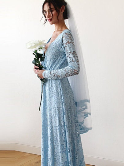 Light blue tulle bridal veil length guide from shoulder to cathedral