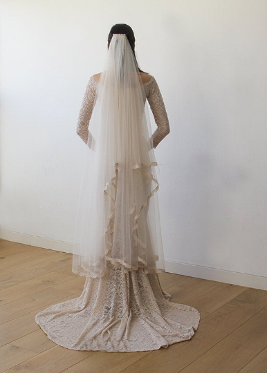 Light blue tulle bridal veil with lace trim, additional view