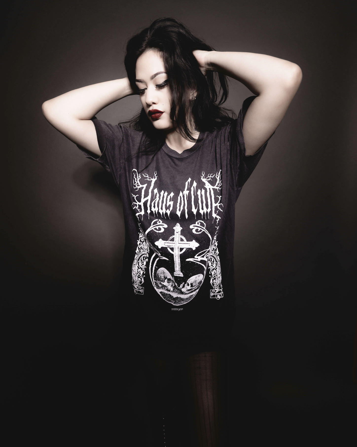 Relaxed black cotton graphic tee on model